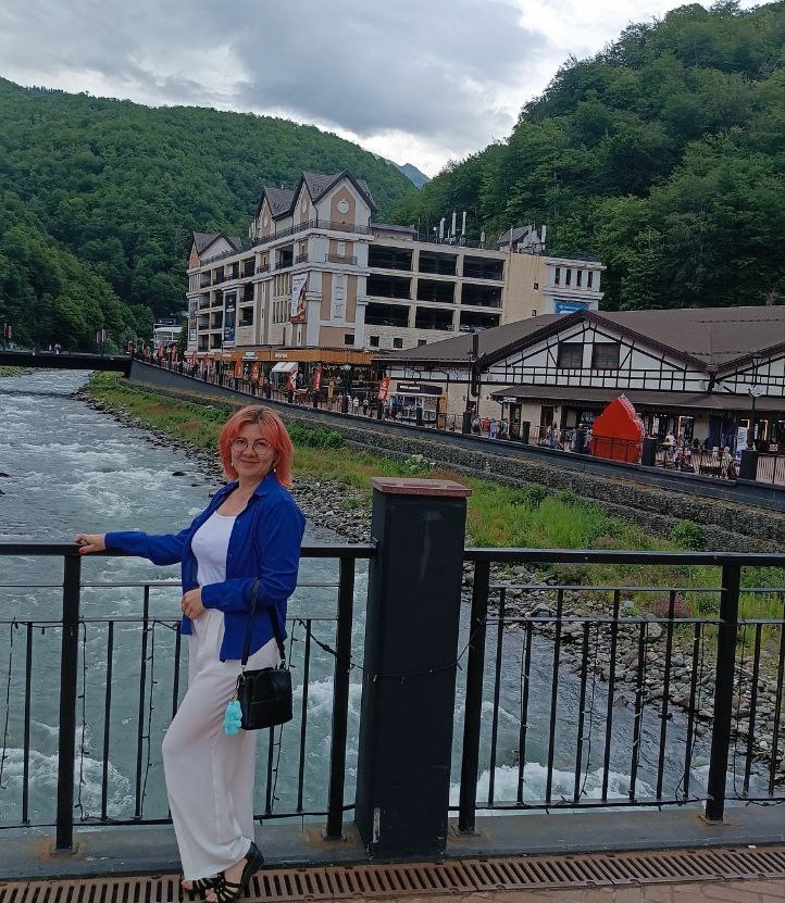 Если вы замечаете, что начали отекать без явной причины - после сна, еды, перелётов или даже стресса - это статья, которую стоит прочитать до конца. Потому что дело часто не в «солёном ужине», а в том, что организм пытается вам сказать.