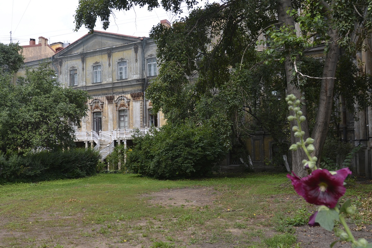 Внутренний сад и садовый фасад Демидовской усадьбы, освобожденной от пристроек и гаражей в 2024-2025 годах. Фотография Александра Новикова. Август 2025 года