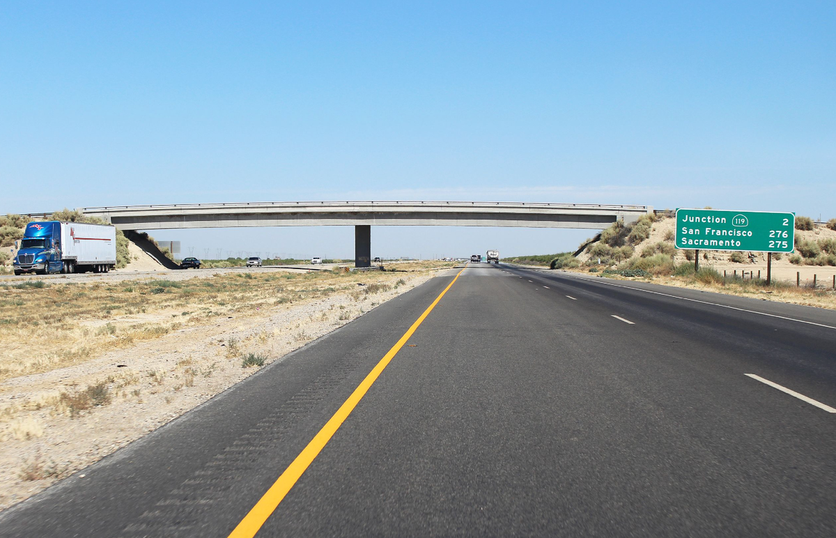Участок трассы I-5 в сельской местности в Калифорнии