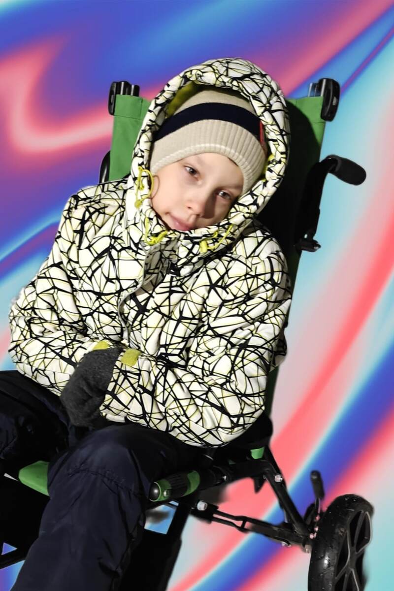 Приложение фото само сделало такую обработку,  фотография эта уже была несколько дней назад, когда была хорошая погода, мы гуляли с Сенечкой