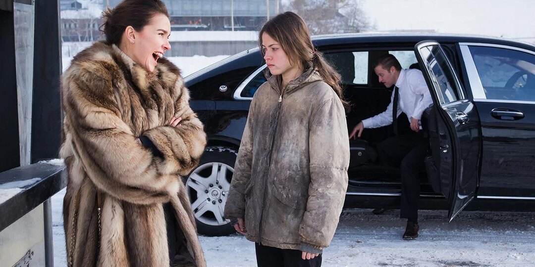 — А ты, я смотрю, все так же. Серая мышка. Ждешь автобус? — она кивнула на расписание. — Мы, кстати, давно общественным транспортом...