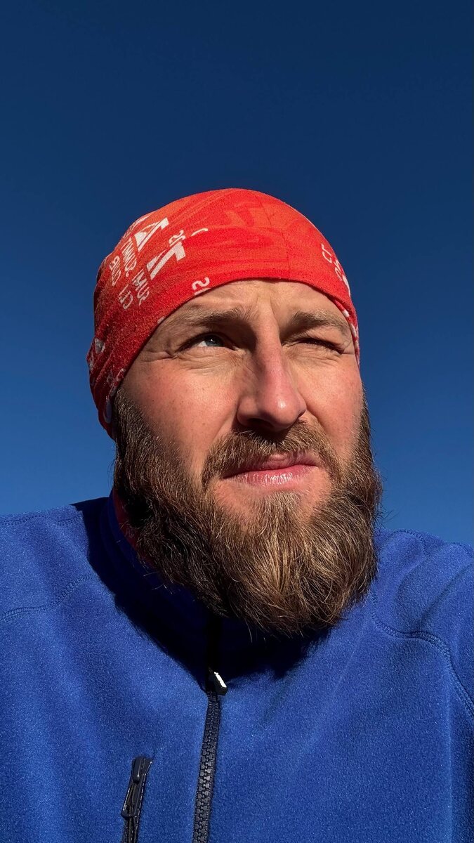 Одна кофта на все случаи: как BASK JUMP MJ заменяет целый гардероб. На фото Леуан Атабиев. Супер-гид клуб 7 Вершин