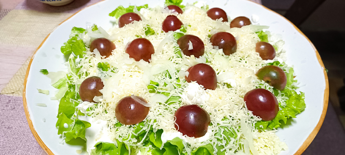 По краю тарелки можно разложить веточки укропа - это будет выглядеть как ветки ёлки