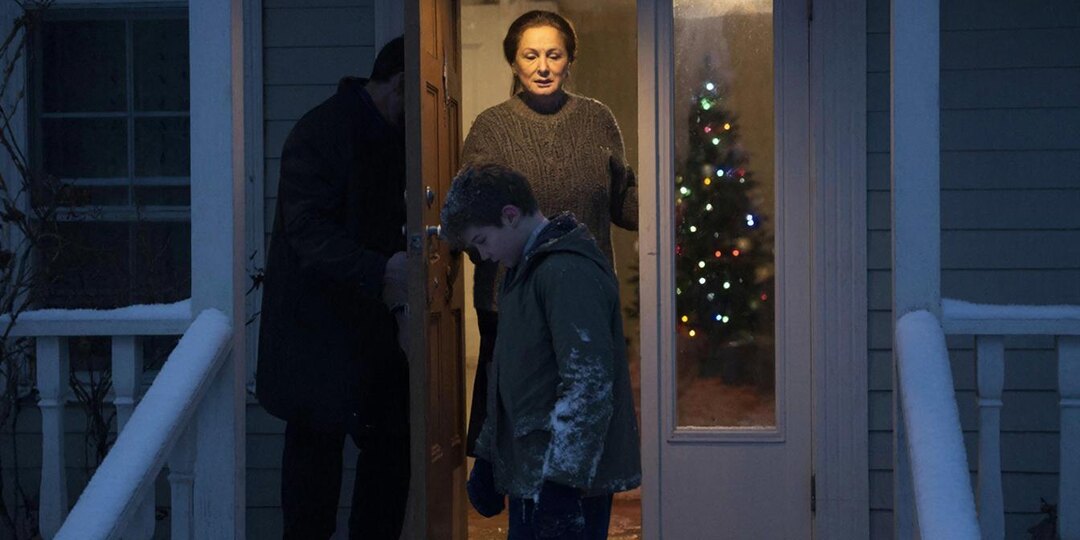 31 декабря на пороге возник подросток с тестом ДНК в руках. Муж побледнел, а я молча поставила еще одну тарелку...