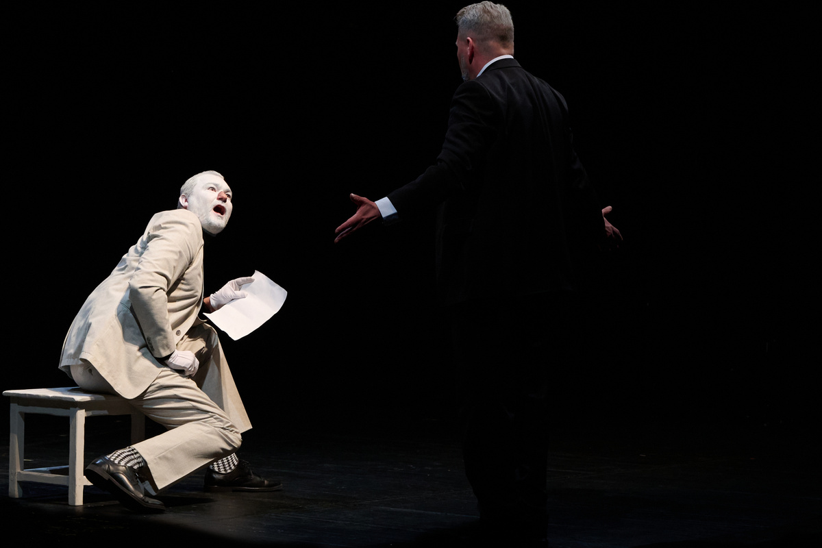 Майор Ковалёв сильно проигрывает своему Носу по всем статьям