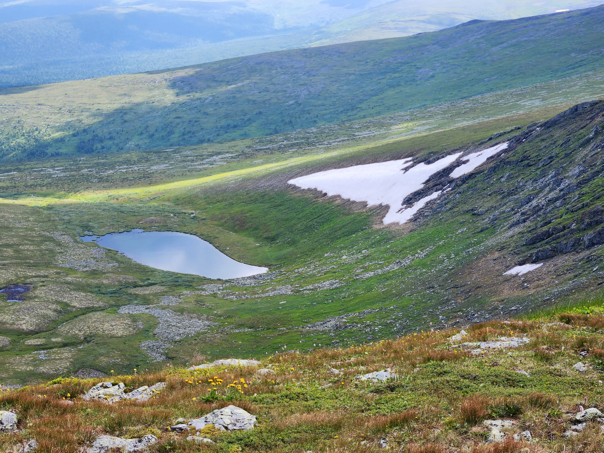 с этого озера берёт начало мощная река Лозьва