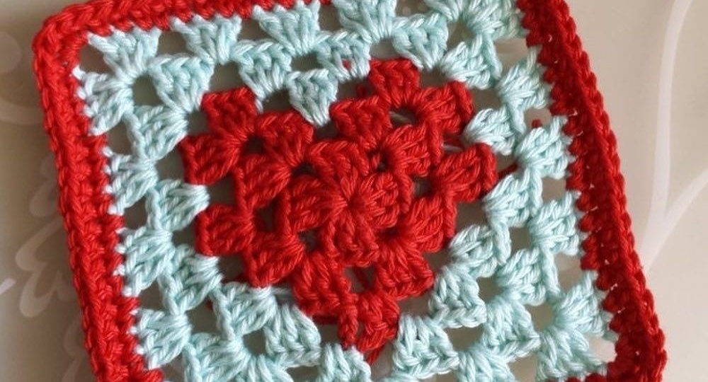 Красочные мотивы крючком для любых изделий: 10 вариантов со схемами