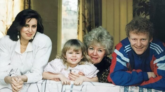 Екатерина Кузнецова в детстве с родителями и бабушкой. 