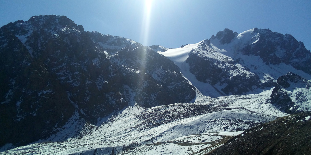Алматы: город, где улицы пахнут яблоками, а небо упирается в горы