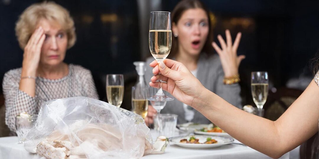 Свекровь подарила мне на Новый год набор тряпок для уборки, а золовке — золотой браслет. Мой ответный тост заставил их покраснеть