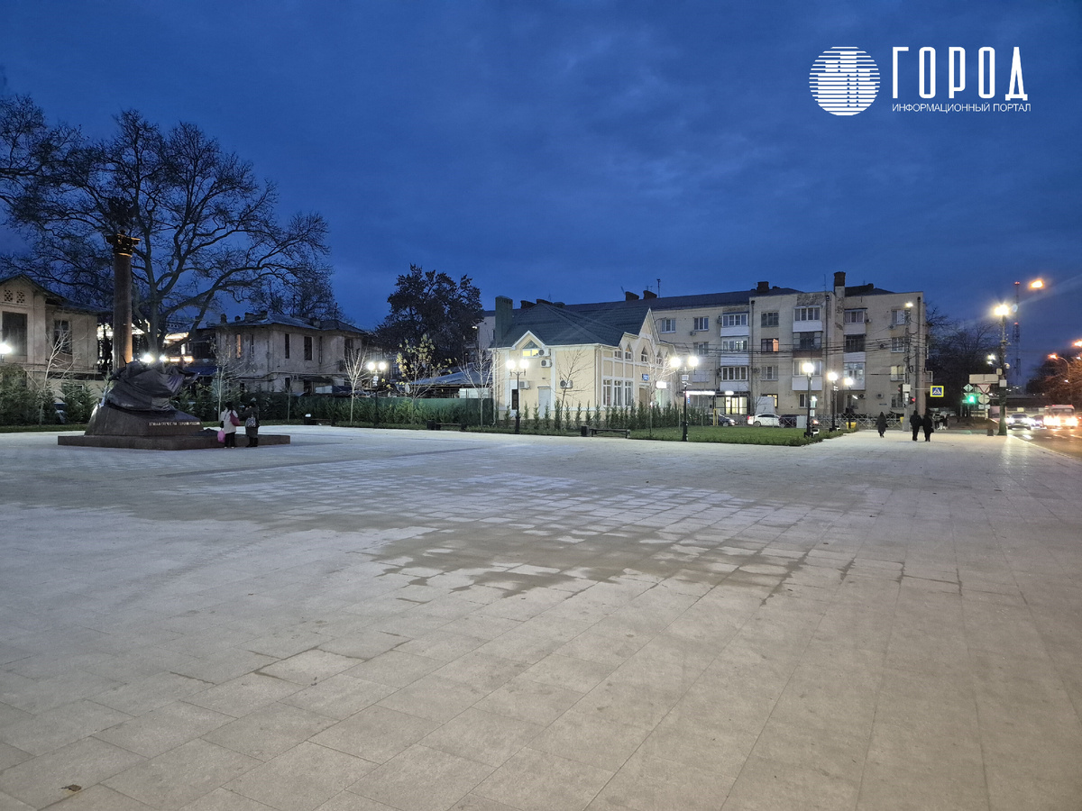 Памятник на большой мощёной площади