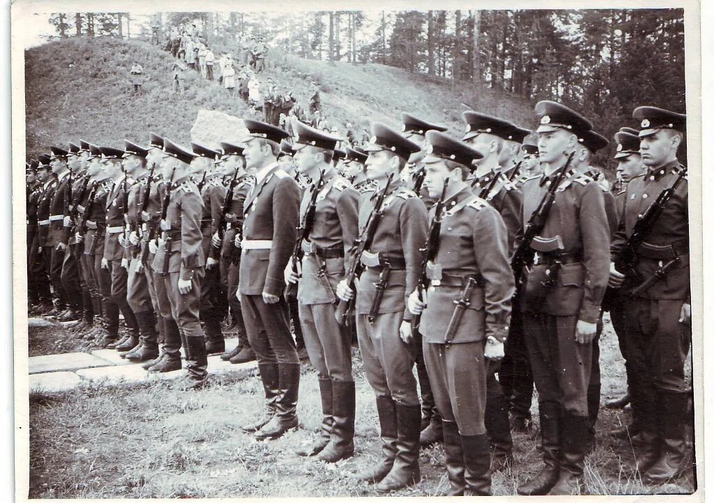 На первом плане старший сержант Андреев. Присяга, 1978 год.