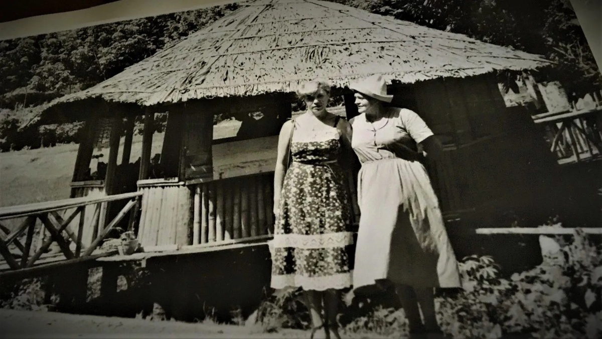 Бунгало в Махабадипураме  на берегу индийского океана. Я слева.