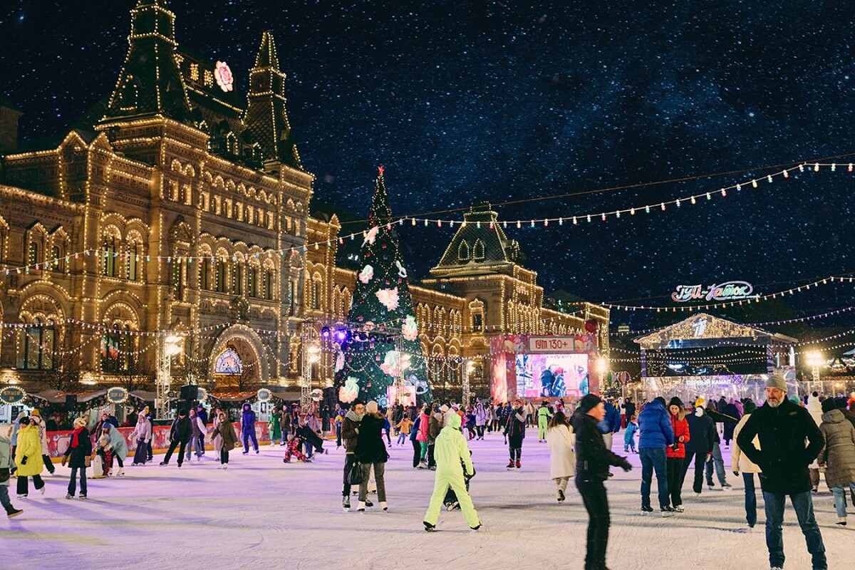 Актуальное расписание и цены на ГУМ-каток. Вы можете посетить как обычные, так и специальные праздничные сеансы, включая новогоднюю ночь. 