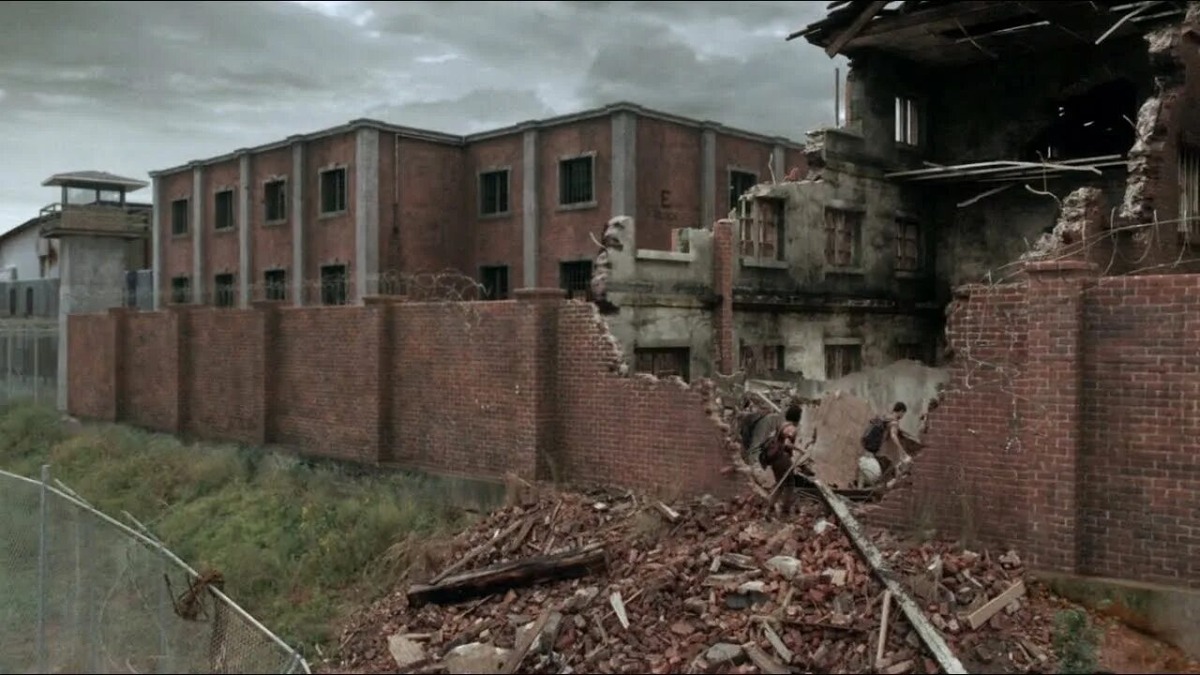 Неплохое убежище, только стену залатать.