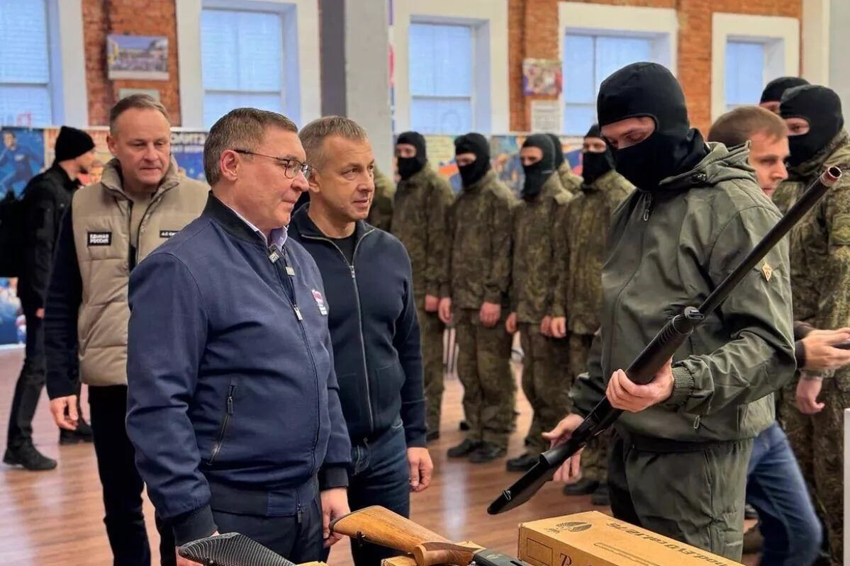    Секретарь Генсовета «Единой России» Владимир Якушев во время встречи с бойцами в штабе общественной поддержки партии в Ростовской области / Источник: © Партия «Единая Россия»