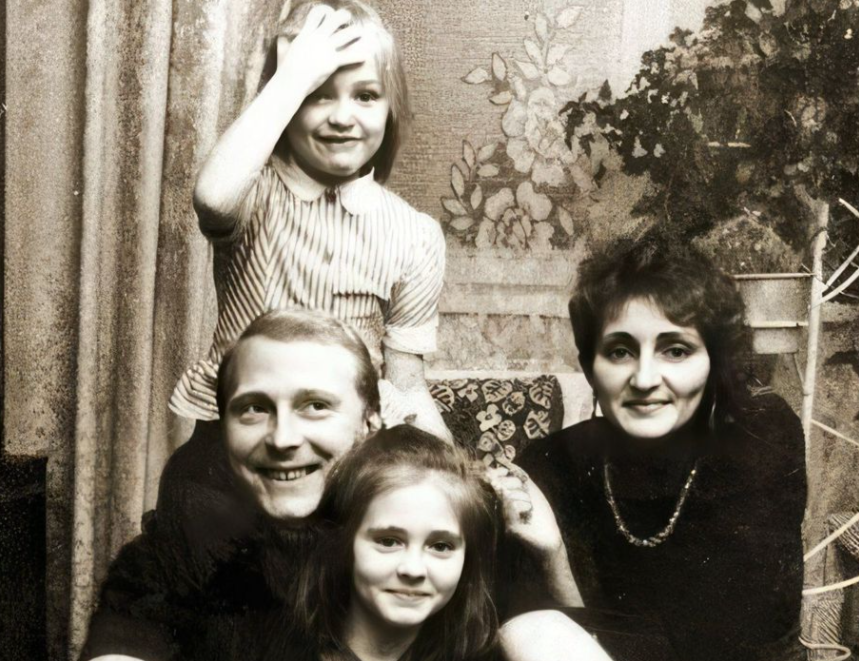 Анна Казючиц с родителями и сестрой Татьяной