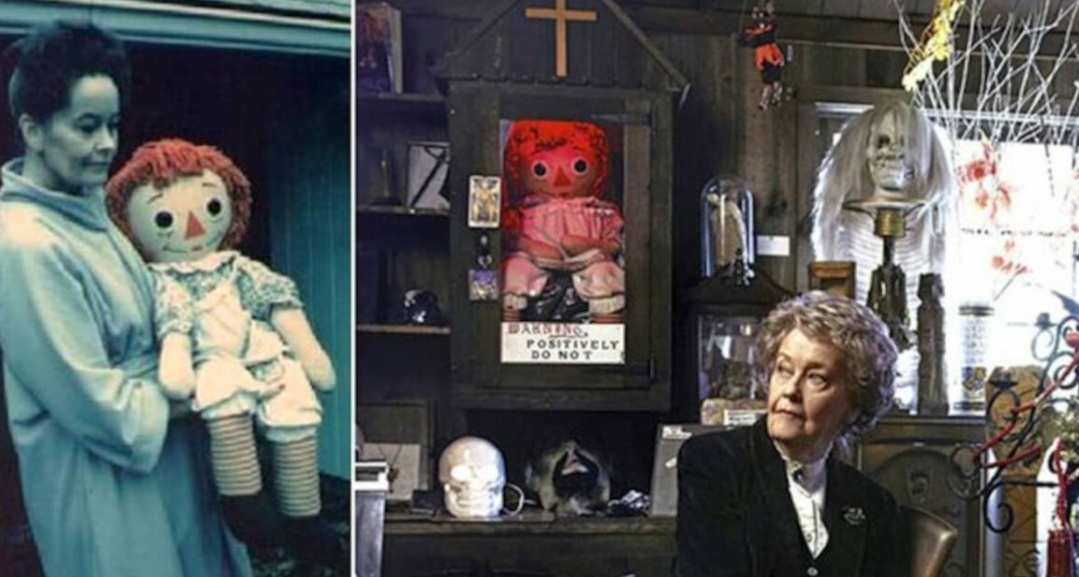 Донна получает в подарок от матери старинную куклу-матросика, купленную на распродаже. 