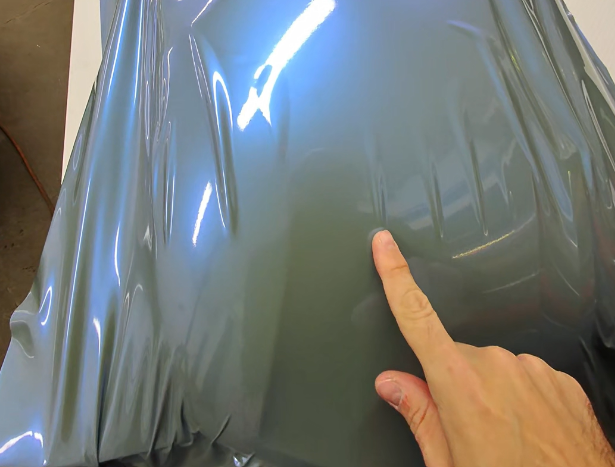 На фото видно типичную «стрелку»: тонкую складку, идущую вдоль натянутой плёнки.