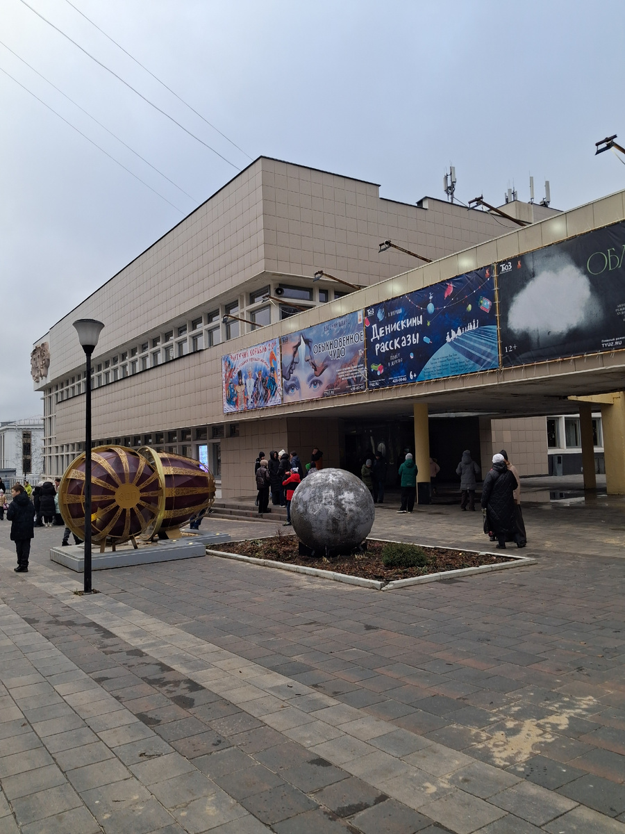 У Нижегородского ТЮЗа. Фото автора. 