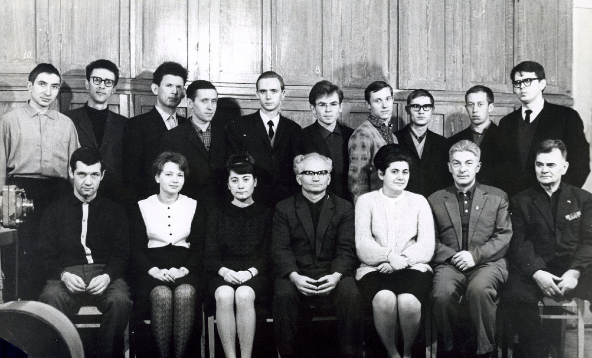 Коллектив 4-ой проблемной лаборатории МИХМ. В первом ряду (слева направо): Казанков Ю.В., Конотоп Л., Асманова Р.Ш., Завьялов В.А., Прохорова Т.М., Салазкин К.А., Коплевенко В.Г. Во втором ряду: Шерышев М.А., Скачков В.В., Морогин В.И., Самойлов В.А., Любартович В.А., Соколов-Бородкин Е.С., Фролов В., Аникин А.С., Черных Л.С., Станслер Г.С. Фото 1969 г.