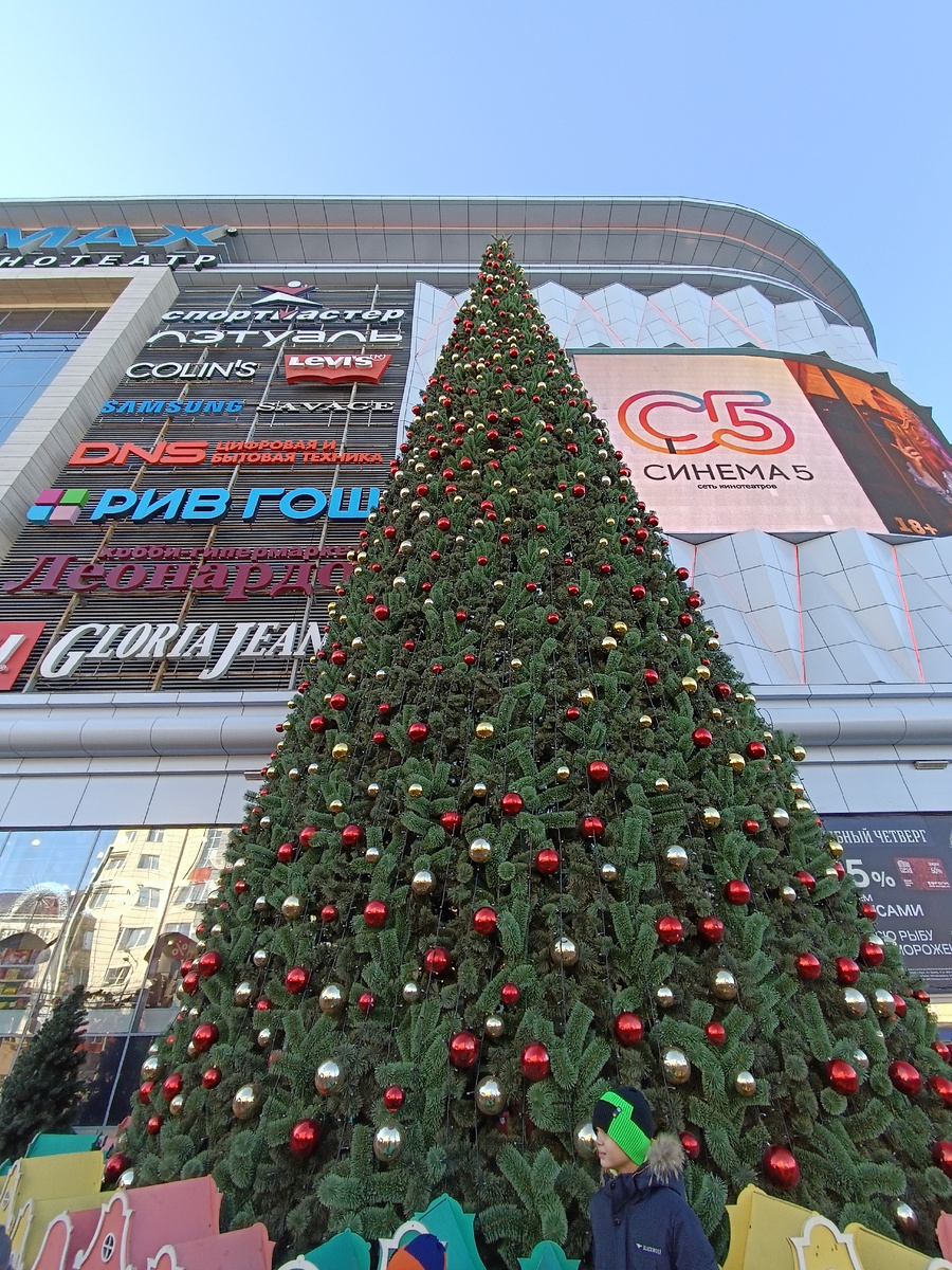 Ëлка в городе около ТЦ