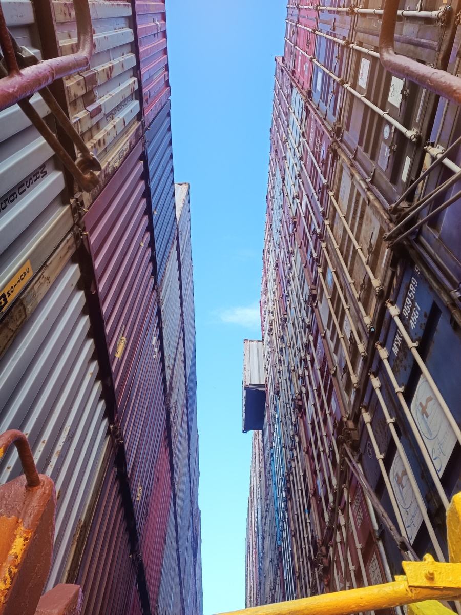 Между контейнерными бэями