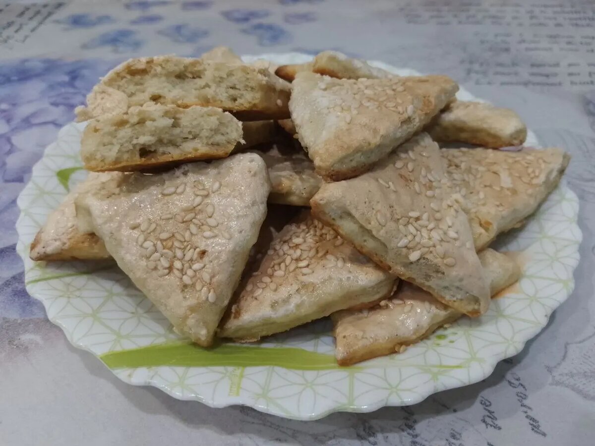 Домашнее рассыпчатое песочное печенье, в белковойглазури, с кунжутом