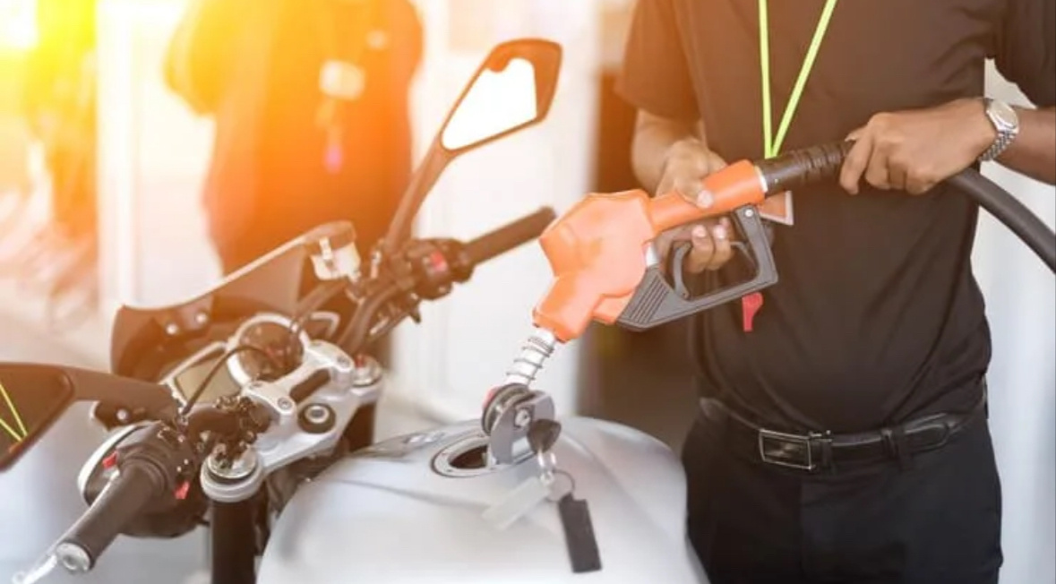 Быстрая заправка и большой запас хода делают бензиновые мотоциклы незаменимыми для дальних путешествий.