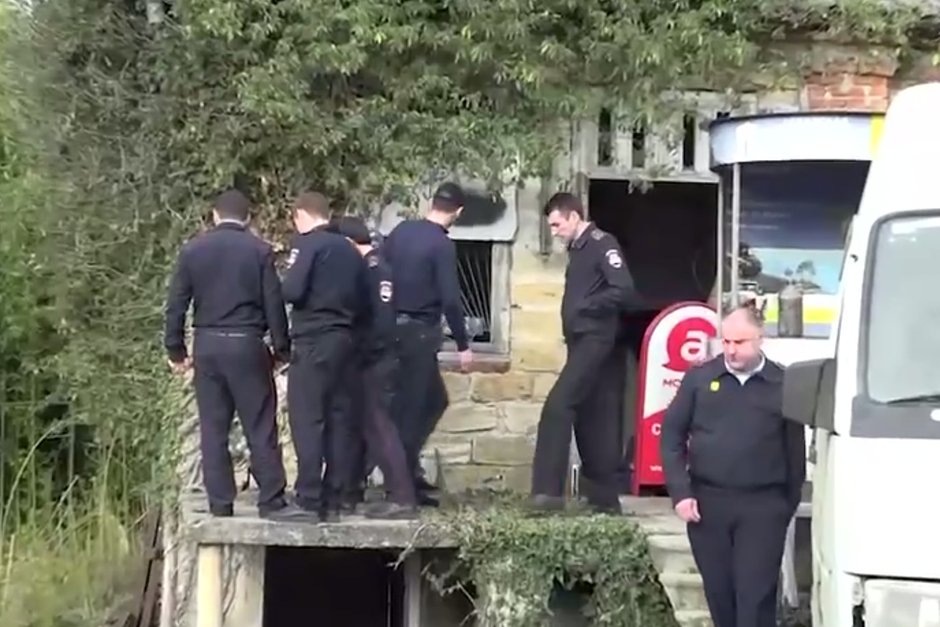 Полицейские осматривают место, откуда киллер вел огонь