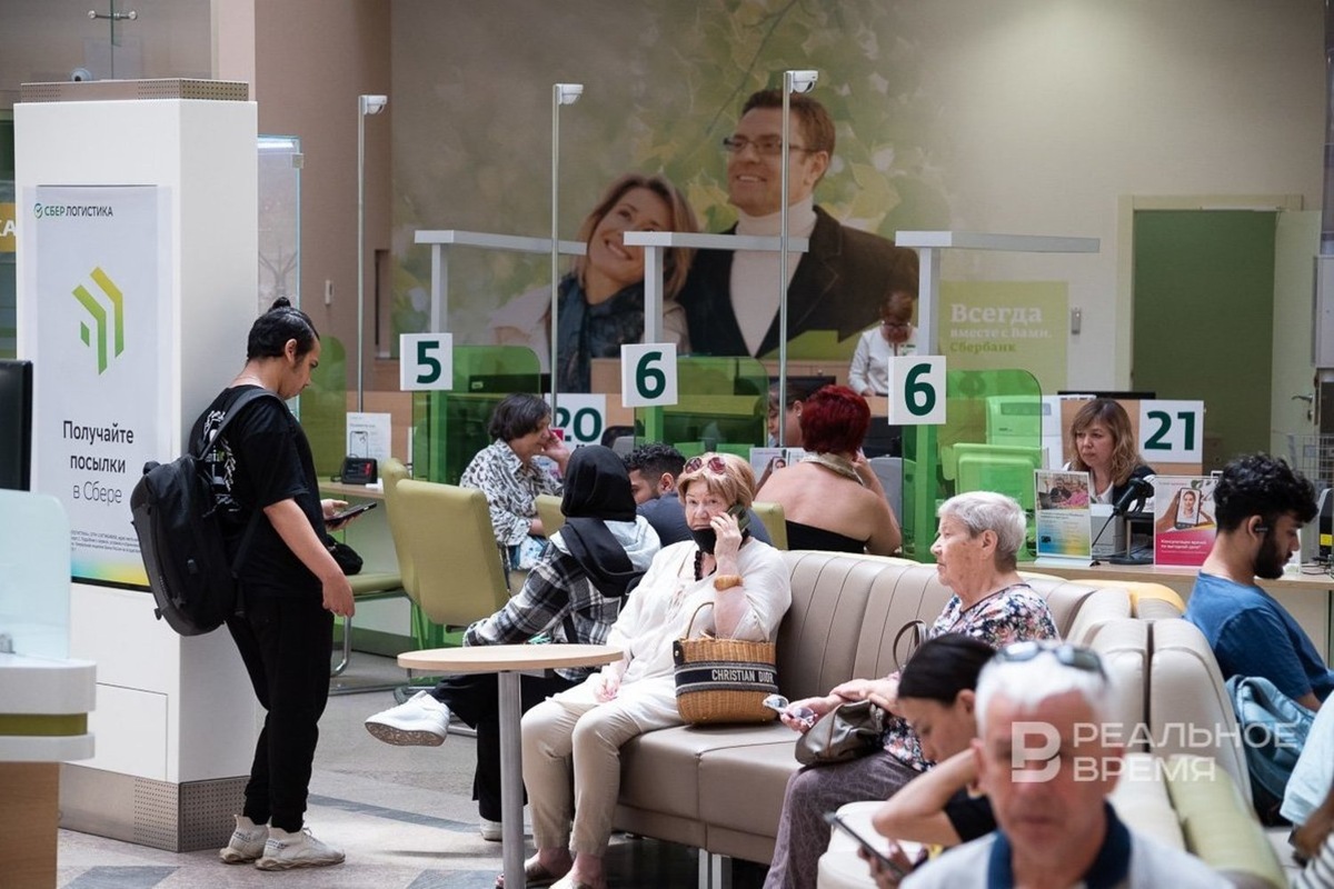    Финансовые институты, реагируя на запрос клиентов, все чаще предлагают комбинированные продукты, сочетающие элементы вкладов, страхования и инвестиций. Максим Платонов / realnoevremya.ru