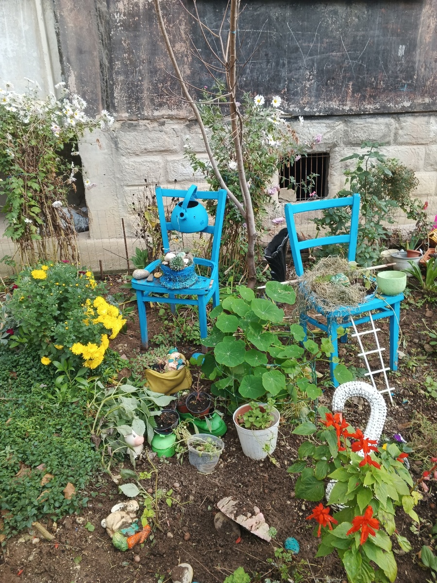 Старые инсталляции сгребаются, всё для новых выставляют. Фото Галины Малышевой.