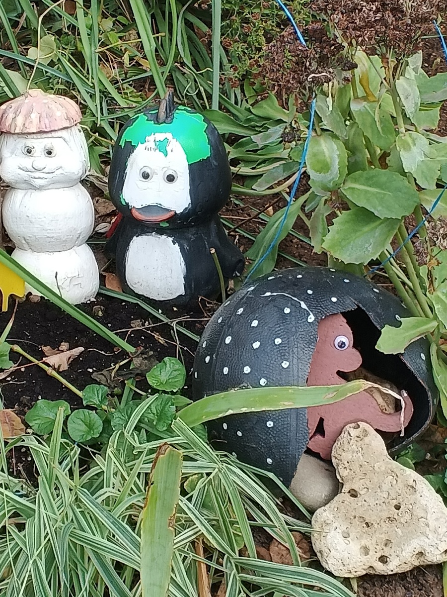 Снеговик с непонятно кем стоит... Фото Галины Малышевой.