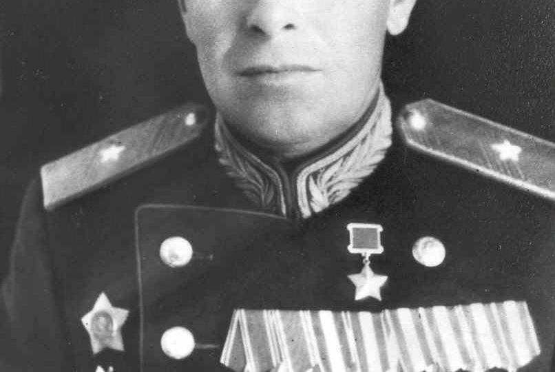 Немцы бросили на него 200 танков. Они не знали, что этот генерал уже бился с басмачами, когда они еще ходили в школу