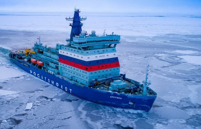 7 огромных судов, на каждом из которых поместилось бы по несколько футбольных полей