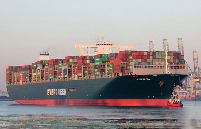 Самый большой контейнеровоз.