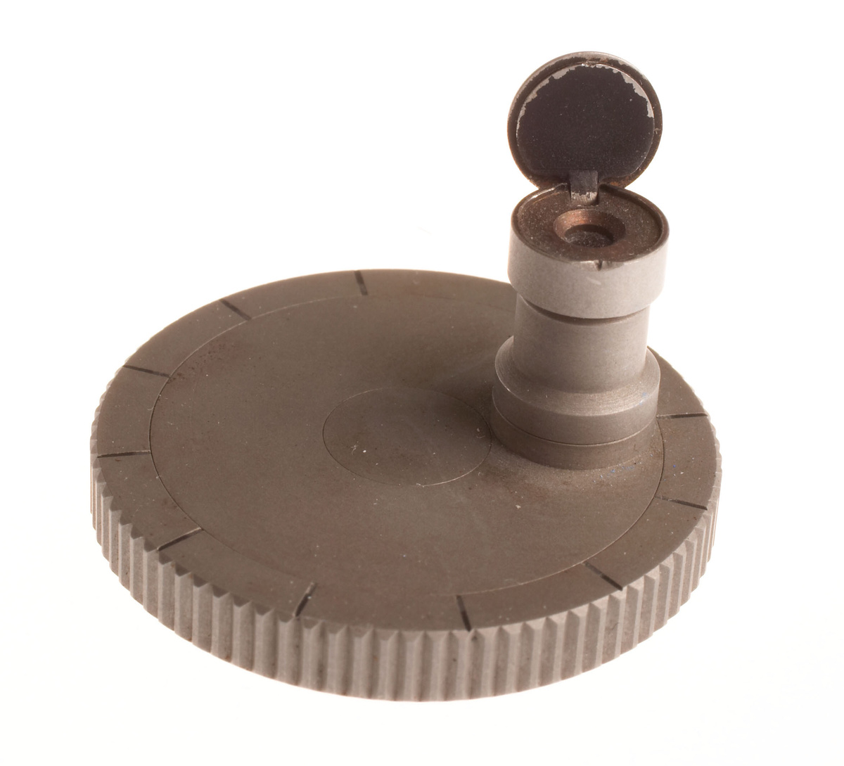 Микроточечная камера: целая страница документа ужималась до точки. В эру шпионов техника помогала, но решал всё равно человеческий мотив.