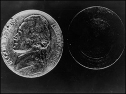 Монетка с сюрпризом: легендарный «полый никель» из дела ФБР. Внутрь помещали микрофильм — внешне никак не отличишь от обычных денег.