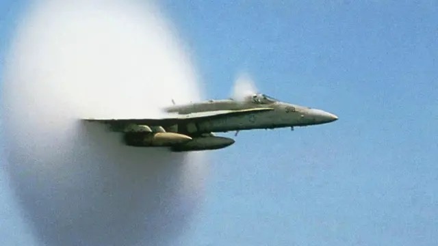 Истребитель, он громкий.