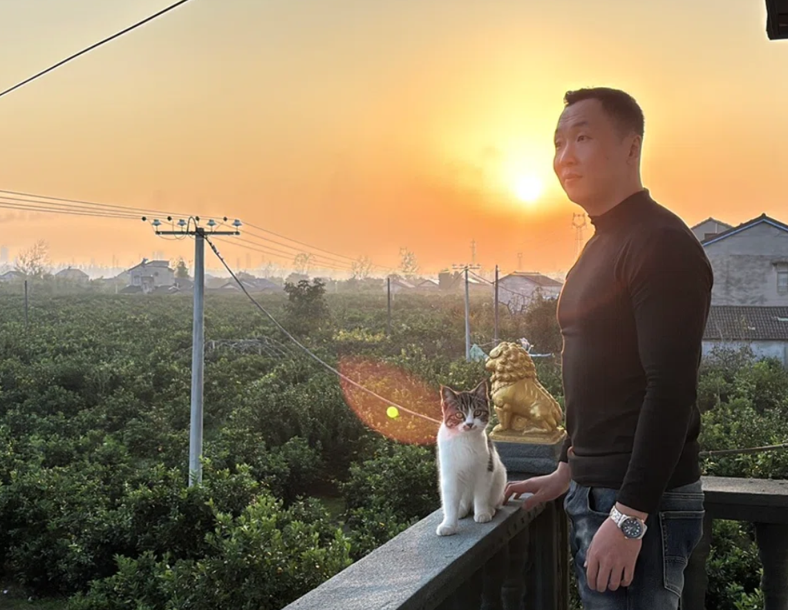 Разве может мужчина быть несчастен, если у него есть такой кот и золотой лев!?