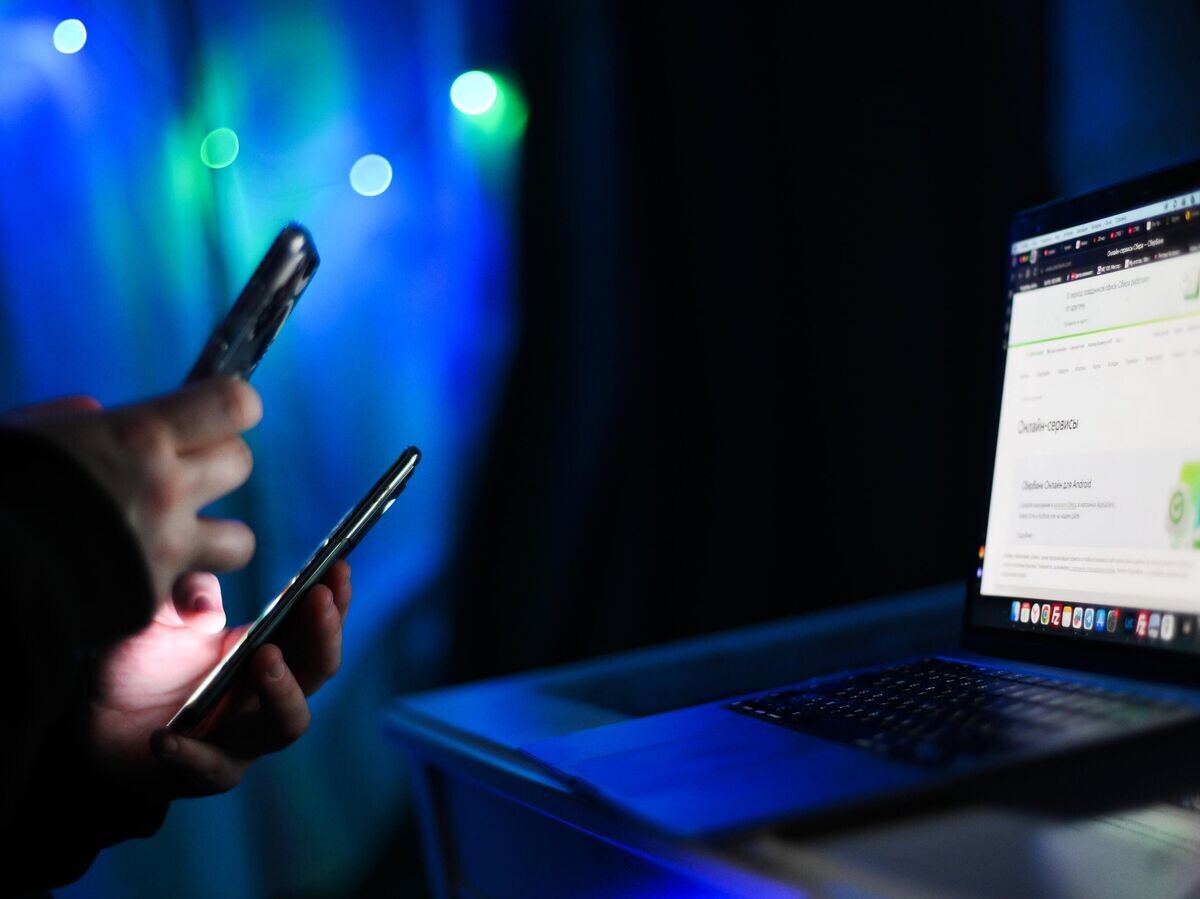    Мужчина держит в руках мобильные телефоны | © РИА Новости / Владимир Астапкович