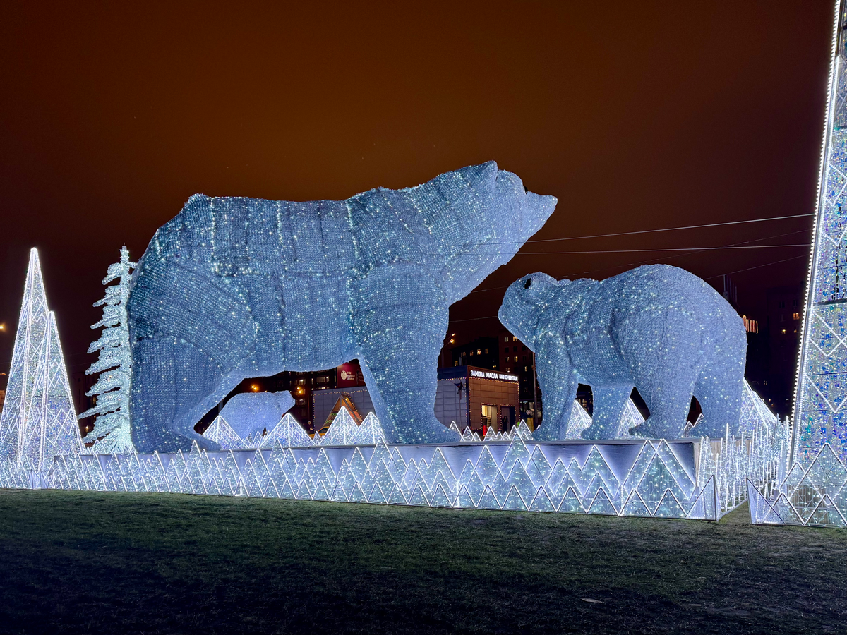 Полярные белые мишки в парке Акведук в Ростокино