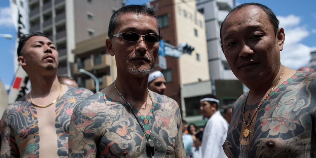 Почему офисы якудза открыто работают в Японии, и полиция никого не арестовывает?