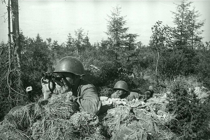 Артиллерийские разведчики на наблюдательном пункте. Фотография сделана советскими фотокорреспондентами в годы Великой Отечественной войны.