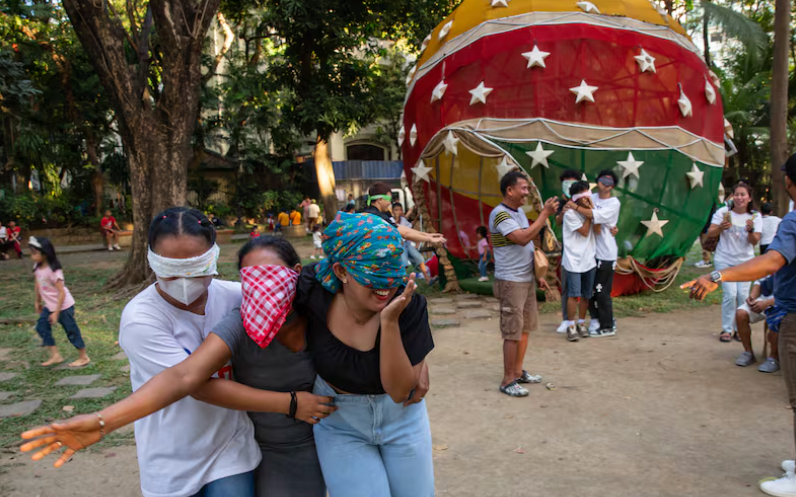 В теплые месяцы проводят уличные семейные фетисвали, вот жмурки