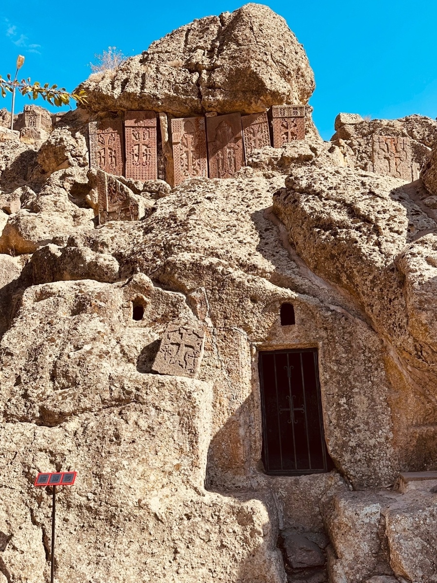 Вот так вырубленный в скале действует и сегодня монастырь в Гегарде