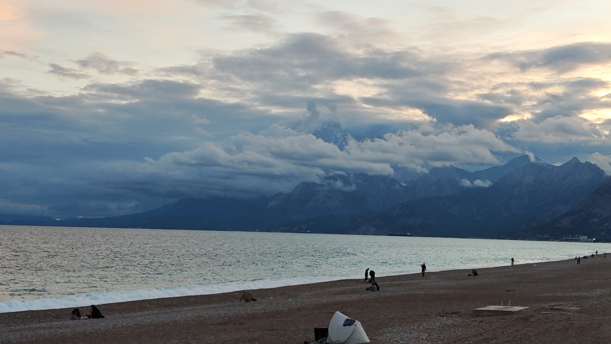 Анталия со всех сторон окружена горами