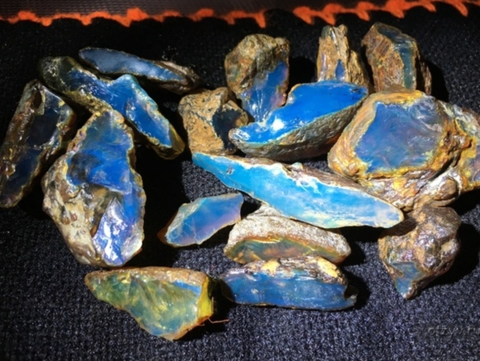 Необработанный голубой янтарь. Фото: GEMCENTER