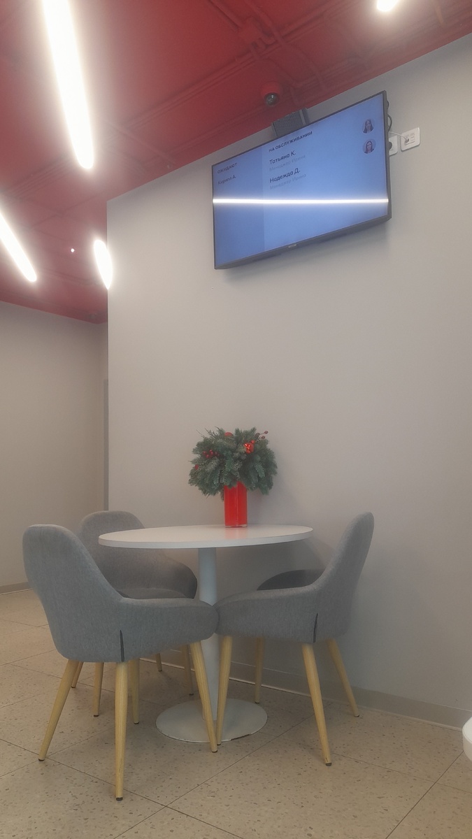 Офис" в котором стоит три подобных стола и ещё по три стула