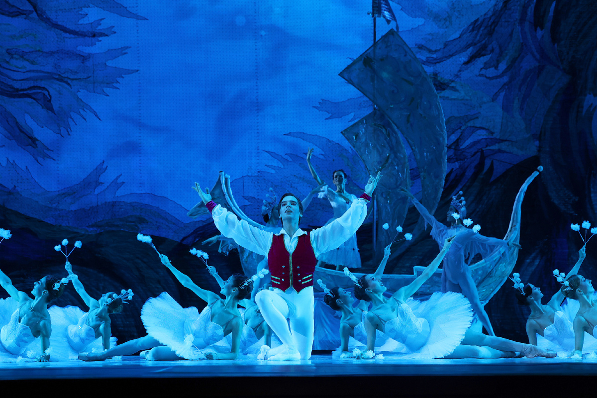 «Щелкунчик». Спектакль театра «Кремлёвский балет». Первое действие. Мари – Олеся Росланова, Принц-Щелкунчик - заслуженный артист РФ Даниил Росланов